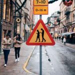 В Швеции поставили дорожный знак — Люди с мобильными телефонами