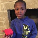 10-летний мальчик работает над устройством, которое предотвратит гибель детей, оставленных в автомобилях