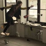 Видео: Уличный иллюзионист нарушает законы физики