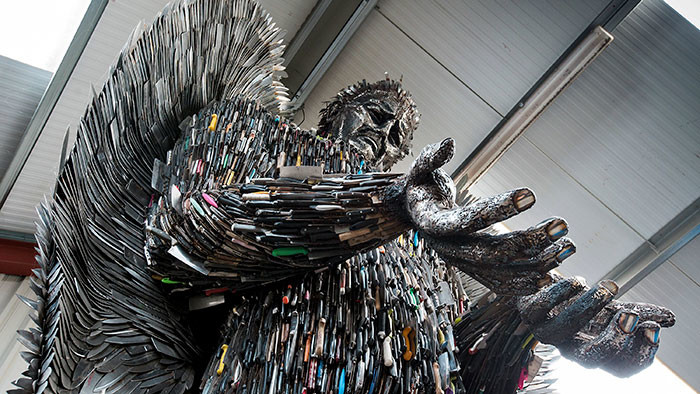 Скульптор из Великобритании собрал скульптуру ангела из 100 тысяч ножей