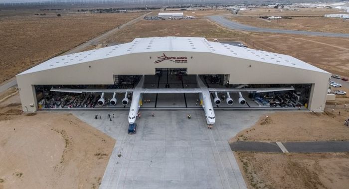 В США приступили к наземным тестированиям самого большого в мире транспортного самолета Stratolaunch