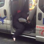 Тучная женщина застряла в такси