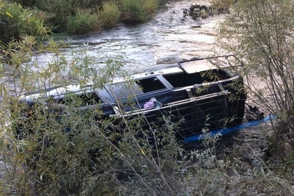 Не далеко от Краснодара микроавтобус с пятнадцатью пассажирами слетел в реку