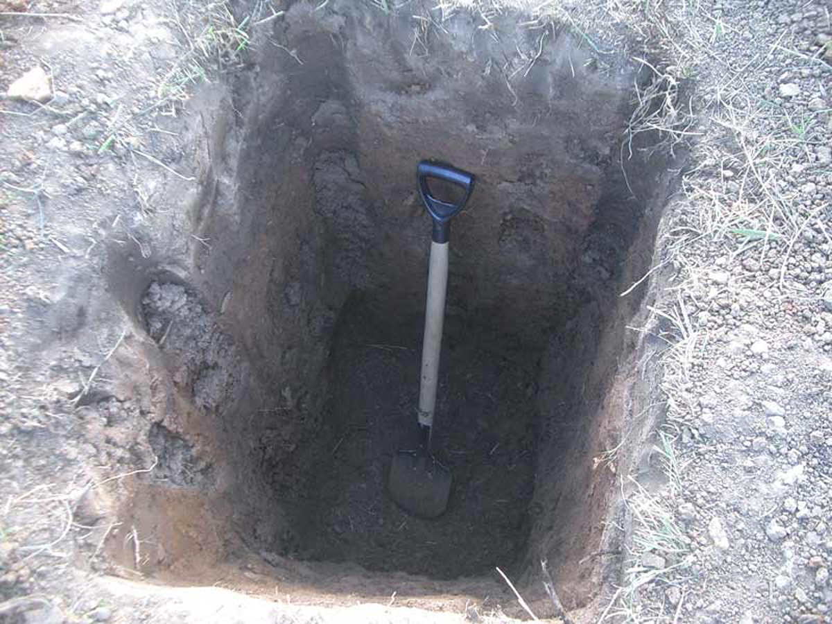 Могильщик умер в собственноручно выкопанной могиле