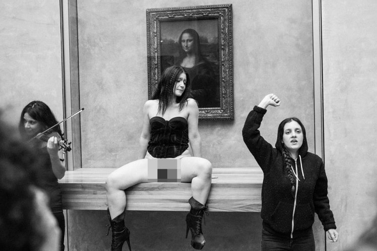 В Лувре художница обнажилась перед картиной Леонардо да Винчи "Мона Лиза"