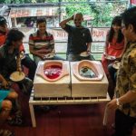 В кафе Индонезии еду подают в турецких унитазах