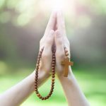 Молитва в разных религиях: что важно знать
