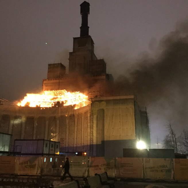 Центральный павильон на ВДНХ объяло пламя