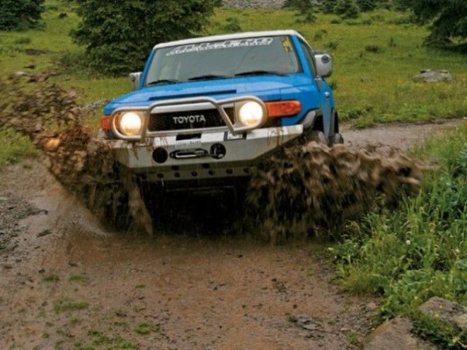 Лихо по грязи едет Toyota FJ Cruiser