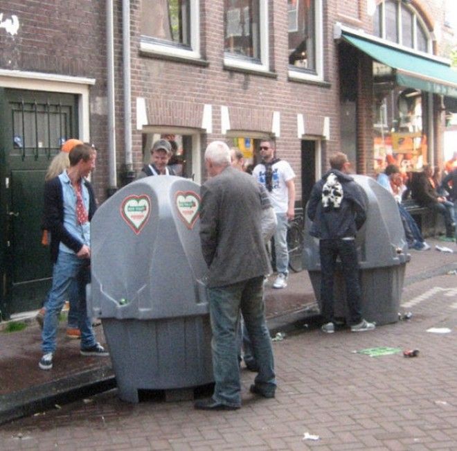 Амстердам известен ещё и писсуарами