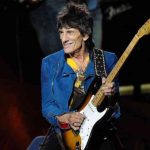 Ронни Вуд из Rolling Stones выздоравливает после операции на легких