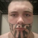 Бывший заключенный не может найти работу из-за тату на лице