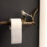 Держатель для рулона туалетной бумаги в виде птички, сидящей на ветке, смотрится очень нежно и мило.