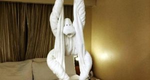 Забавная обезьянка из полотенца.
