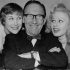 Артур Аски со своей дочерью Антеа (слева) и Сабриной в марте 1957 года.