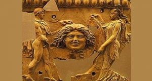 Персей передает Афине голову горгоны Медузы. Золотая рельефная пластина.