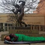 Арнольд Шварценеггер спит на улице перед своей бронзовой статуей